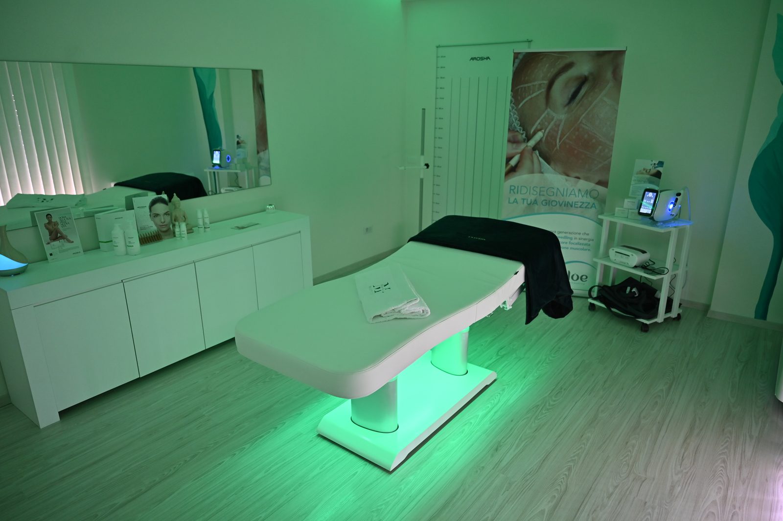 Una cabina di MF Beauty Clinic ad Ariano Irpino, con lettino professionale e macchinari